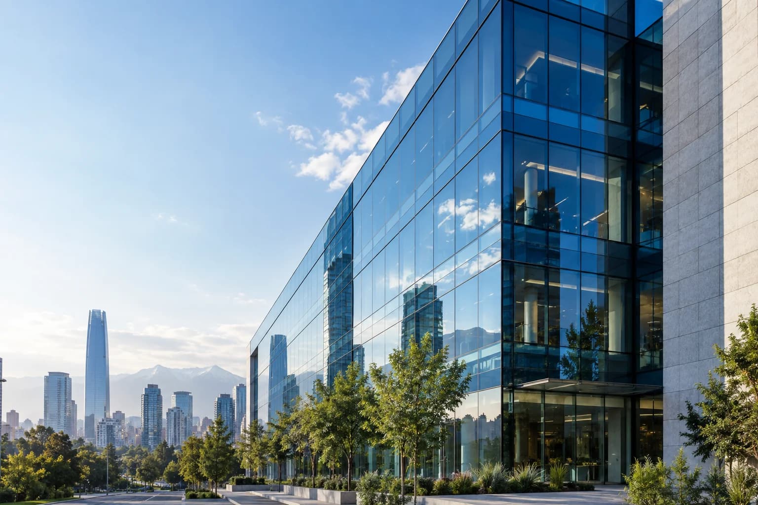 Arquitectura corporativa moderna con fachada de cristal azul y vista a la ciudad